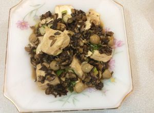 Hình của món Đậu hũ om nấm chay.