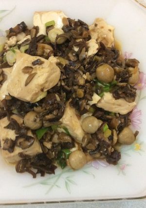 Hình của món Đậu hũ om nấm chay.