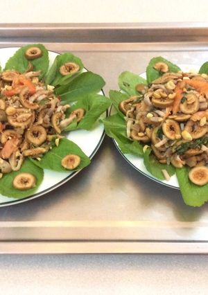 Hình của món Gỏi sung muối với thịt ba chỉ và tôm chua.
