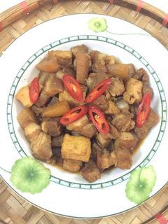 Hình của món Thịt ba chỉ kho củ cải và đậu phụ.