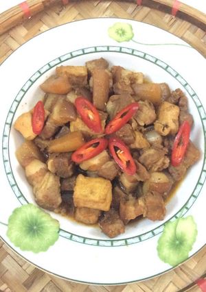 Hình của món Thịt ba chỉ kho củ cải và đậu phụ.