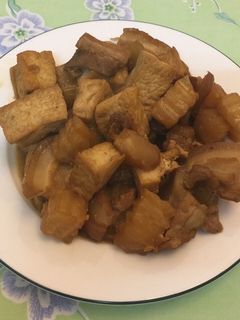 Hình của món Thịt đùi kho với đậu phụ và su hào.