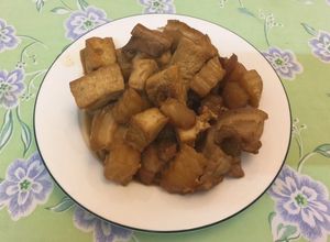 Hình của món Thịt đùi kho với đậu phụ và su hào.