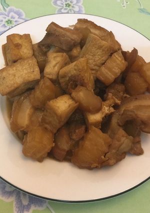 Hình của món Thịt đùi kho với đậu phụ và su hào.