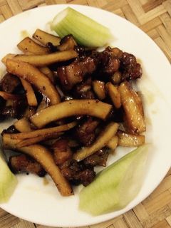 Hình của món Thịt ba chỉ kho dừa .