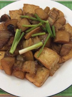Hình của món Củ cải kho đậu phụ và thịt ba chỉ.