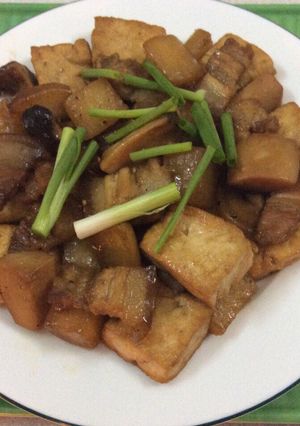 Hình của món Củ cải kho đậu phụ và thịt ba chỉ.
