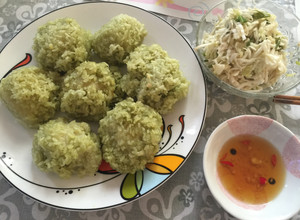 Hình của món Bánh Khúc Việt Nam.