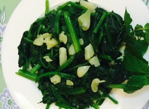 Hình của món Rau bó xôi xào tỏi.