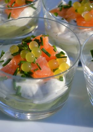 Une photo de Verrine saumon Boursin avocat et perles de saveurs au citron & poivre