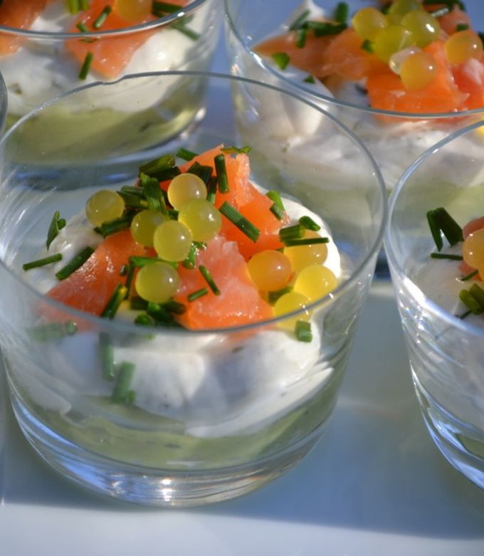 Une photo de Verrine saumon Boursin avocat et perles de saveurs au citron & poivre