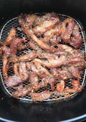 รูปของ สันคอหมูหมักน้ำปลา ทอดด้วยหม้อ airfryer ไม่แน่ใจว่าจะผอมหรือไม่ 🤣🥴