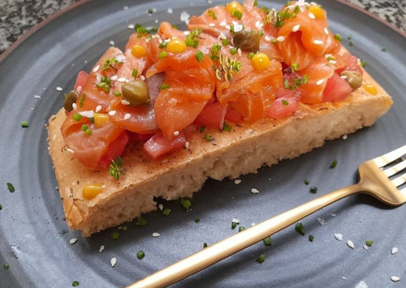 Tosta de salmón marinado en base de focaccia