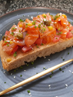 Una foto de Tosta de salmón marinado en base de focaccia