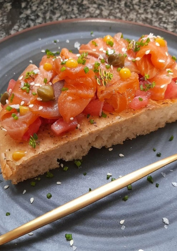 Una foto de Tosta de salmón marinado en base de focaccia