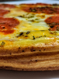 Una foto de PIZZA🍕AL Sartén con Salami y queso🧀 Manchego...!