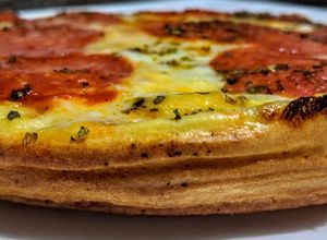 Una foto de PIZZA🍕AL Sartén con Salami y queso🧀 Manchego...!