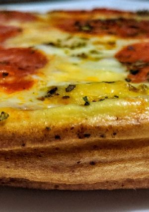Una foto de PIZZA🍕AL Sartén con Salami y queso🧀 Manchego...!