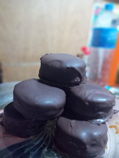 Una foto de Alfajores de chocolate!!