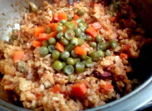 Una foto de Arroz con Sardinas, Verduras y Salchichas