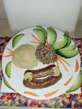 Chorizos con dos tipos de cocimiento y chayota, granos cabecita negra y puré