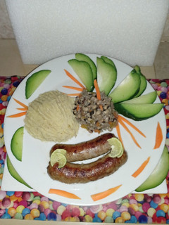 Una foto de Chorizos con dos tipos de cocimiento y chayota, granos cabecita negra y puré
