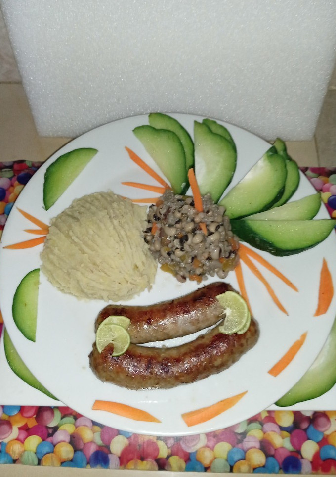 Una foto de Chorizos con dos tipos de cocimiento y chayota, granos cabecita negra y puré