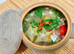 Hình của món Canh chua khế nấu nấm.