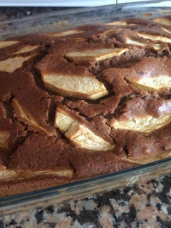 Una foto de Bizcocho de cacao y manzana