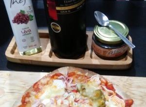 Una foto de Pizzeta de surimi con pan pita 🍕🍕
