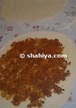 صورة لوصفة طريقة عمل المغلوقة: رقائق اللحم والبصل