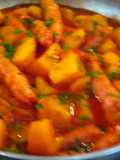 Salchichas de cerdo frescas con papas (patatas)
