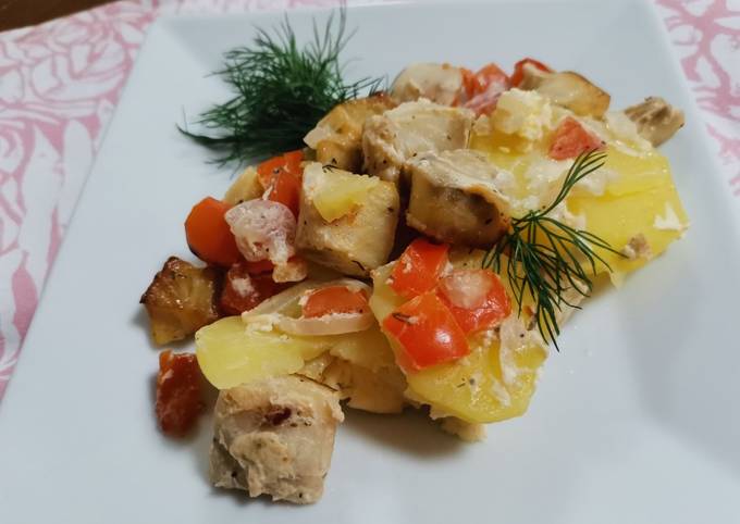 Тилапия с картофелем и солеными огурцами, запеченная в духовке