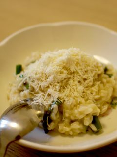 Hình của món risotto măng tây .