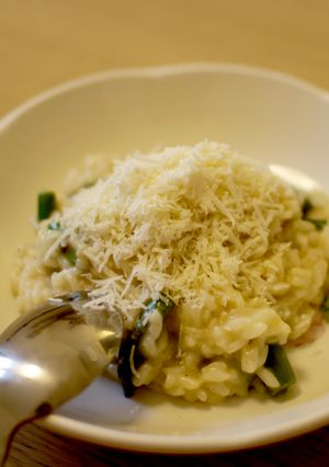 Hình của món risotto măng tây .