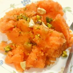 A picture of Kesariya sooji halwa.