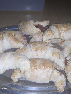 Una foto de Medialunas de dulce de leche y membrillo