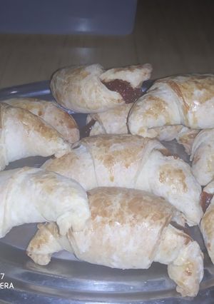 Una foto de Medialunas de dulce de leche y membrillo