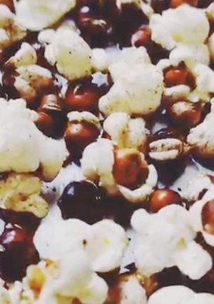 बटर पॉपकॉर्न कुकर में (butter popcorn) रेसिपी मुख्य फोटो