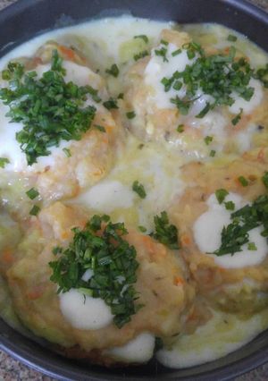 Una foto de Hamburguesas de merluza y espinacas con salsa de Camarón