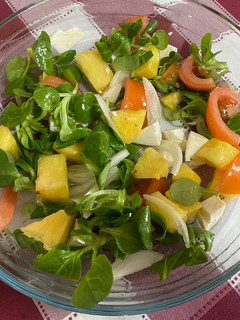 Una foto de Ensalada de canónigos con piña