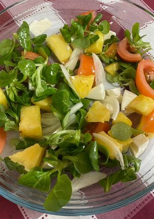 Una foto de Ensalada de canónigos con piña