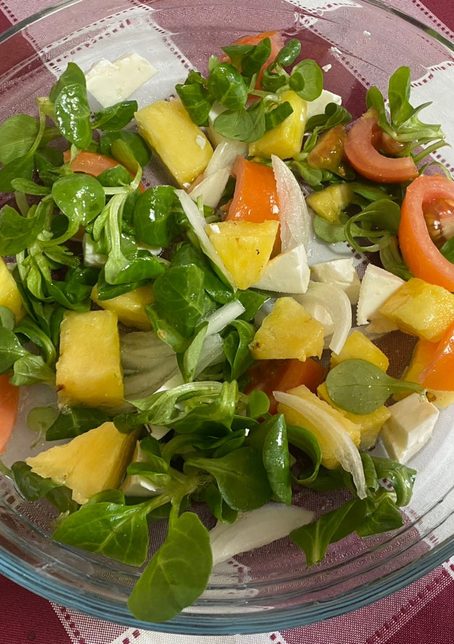 Una foto de Ensalada de canónigos con piña
