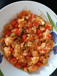 Una foto de Pollo con arroz y verduras