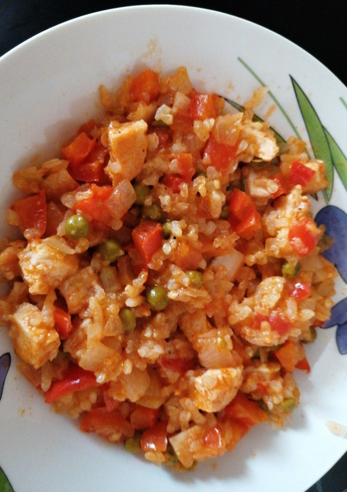 Una foto de Pollo con arroz y verduras