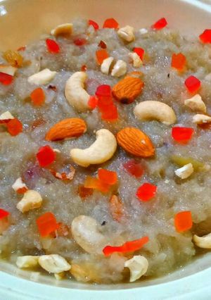 A picture of Lauki halwa / dudhi halwa (bottle gourd halwa).