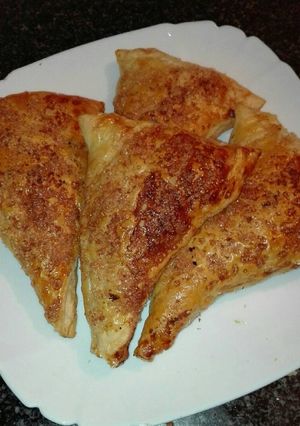 Foto principal de Triángulos de hojaldre relleno de nocilla con crocanti de azúcar moreno y almendras molida 