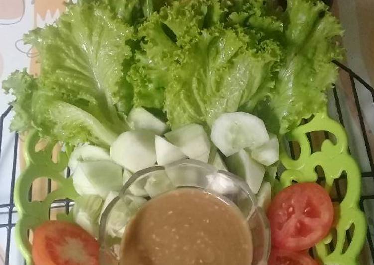 Simple salad with sasame dressing