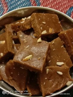 સુખડી(sukhdi recipe in gujarati) રેસીપી મુખ્ય ફોટો