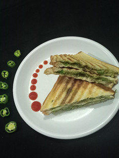 ચીઝ ચીલી સેન્ડવીચ (Cheese Chilli Sandwich Recipe In Gujarati) રેસીપી મુખ્ય ફોટો